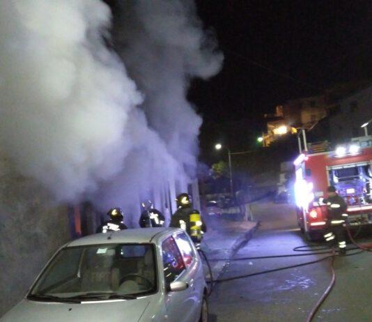 Incendio in magazzino nella notte