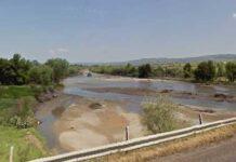 Macabro ritrovamento, bare emergono dal fiume
