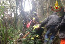 Si ribalta con escavatore finendo in un burrone, grave 54enne