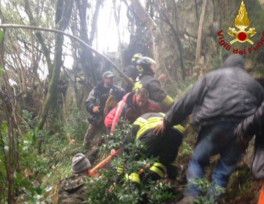 Si ribalta con escavatore finendo in un burrone, grave 54enne