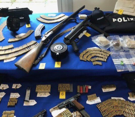 Arsenale scoperto in seminterrato- Kalashnikov, pistola mitragliatrice fucili e pistole