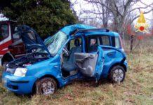 Perde controllo auto e si schianta contro albero, morto 26enne