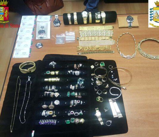 Fermato in aeroporto con valigia di gioielli, denunciato per ricettazione