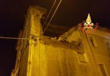 Crolla parte di una palazzina nella notte