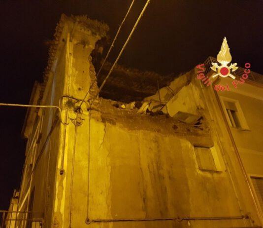 Crolla parte di una palazzina nella notte