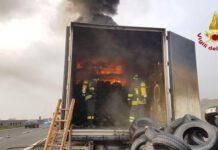 Camion prende fuoco in autostrada