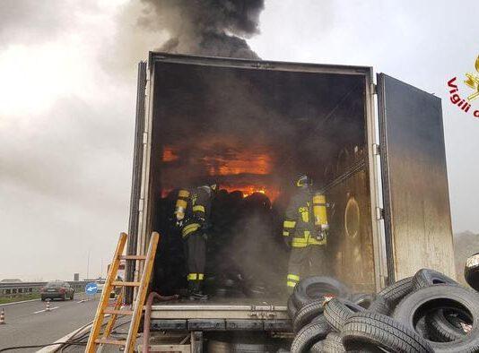 Camion prende fuoco in autostrada