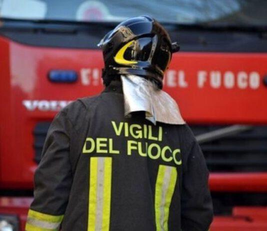 Incidente in autostrada, Jaguar si schianta contro muro, gravemente ferito conducente