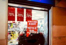Auto sfonda vetrina di un negozio a Vibo