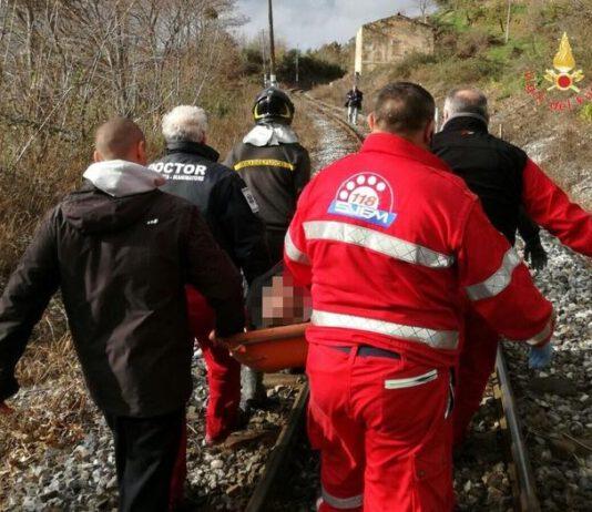Tragedia sfiorata in Calabria, uomo si lancia da treno in corsa. Ferito non in gravi condizioni