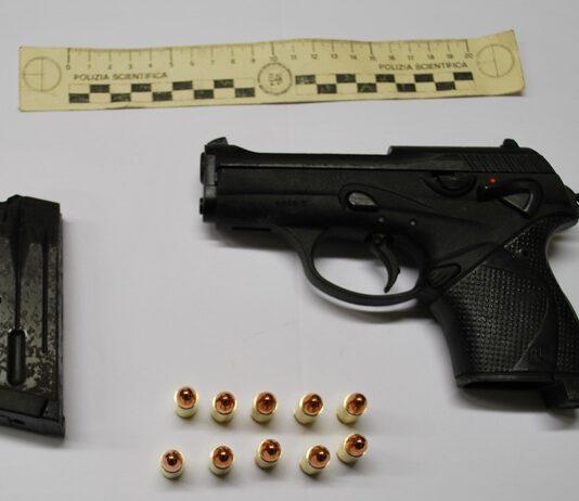 Disturbato da schiamazzi, spara dal balcone scende e ferisce alla testa uomo