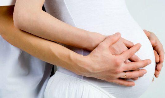 Fecondazione assistita: la percentuale delle mamme a 40 anni non supera il 10%. Rischi elevati per il feto e per la gestante.