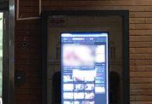 Filmati porno nel pannello informativo in pieno centro tra stupore e risate