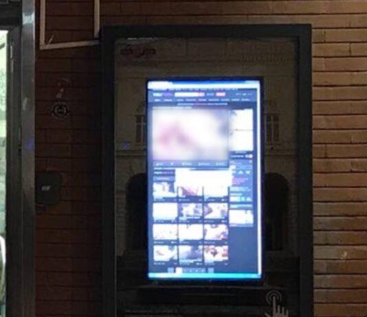 Filmati porno nel pannello informativo in pieno centro tra stupore e risate