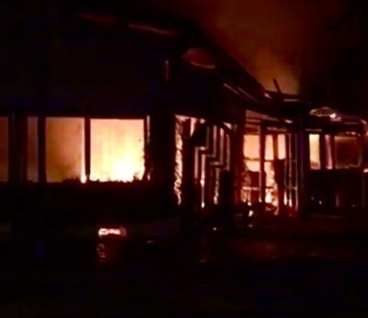 Incendio distrugge bar Chiosco nel reggino