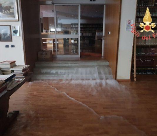 Biblioteca Liceo Classico allagata, parte patrimonio librario distrutta