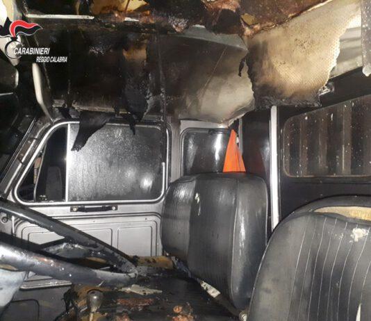 Autocarro incendiato, 32enne rumeno sorpreso con tanica di benzina
