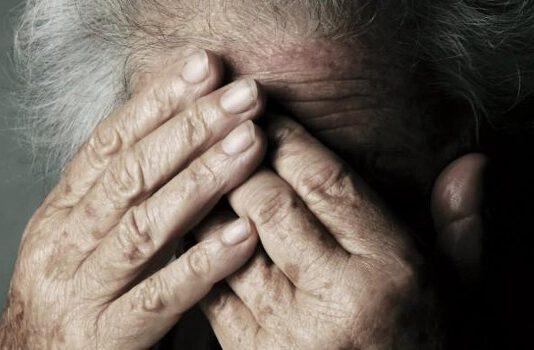 Minaccia di morte l’anziana madre con bastone, arrestato 29enne