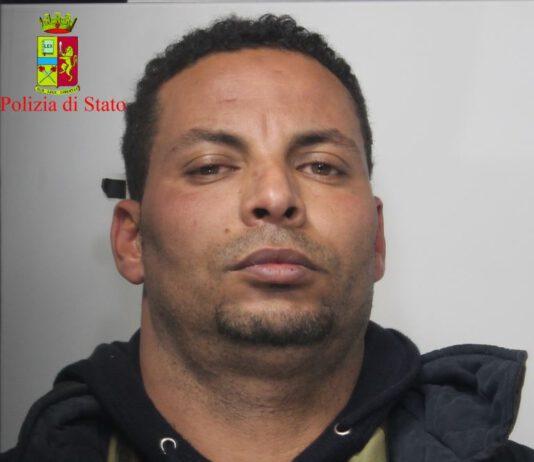 Marocchino armato di pistola ferisce moglie e minaccia presunto amante, arrestato