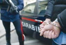 Si spoglia davanti a due 15enni in pieno centro, arrestato