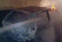 Finisce contro muro con auto che prende fuoco, salvo