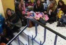 Termosifoni rotti a scuola, studenti protestano con piumone e coperte