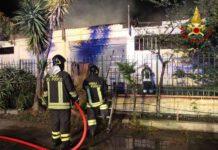 In fiamme capannone deposito mobili, ingenti danni