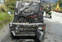 Auto in transito prende fuoco, conducente riesce a salvarsi