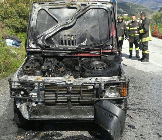 Auto in transito prende fuoco, conducente riesce a salvarsi