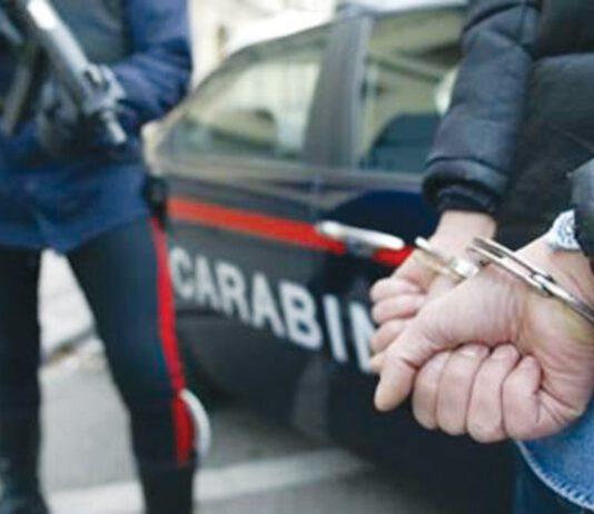 Aggredisce con calci e pugni la ex e le ruba il cellulare, arrestato