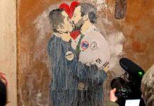 A Roma spunta murales, bacio tra Salvini e Di Maio