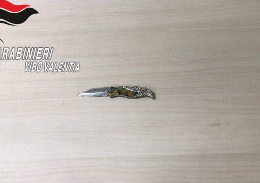 Lite tra vicini di casa, uomo accoltellato al viso e addome, un arresto