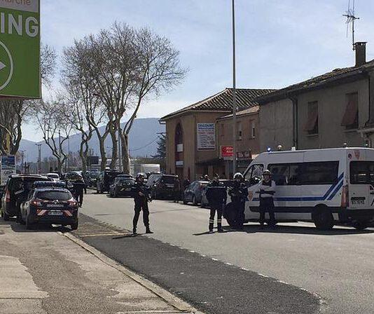 Francia, ucciso terrorista barricato in supermercato