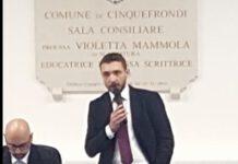 Bagno di folla per Conia: dimissioni ancora sul tavolo. La gente lo acclama, lui affonda il Pd