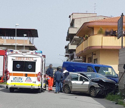 Gioia Tauro, scontro tra furgoncino e auto