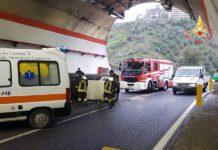 Auto si ribalta in galleria, ferito conducente