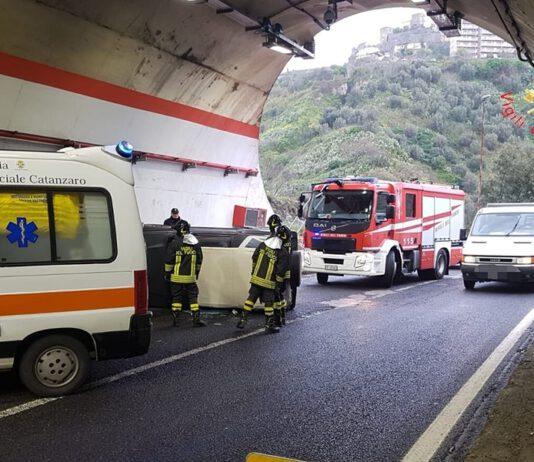 Auto si ribalta in galleria, ferito conducente