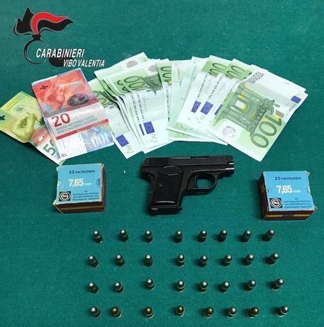 Nascondeva pistola in casa, arrestato