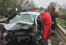 Grave incidente stradale, scontro frontale tra due auto
