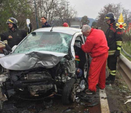 Grave incidente stradale, scontro frontale tra due auto
