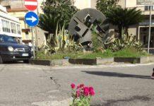 Gioia Tauro- protesta contro condizioni strade, piantati fiori nelle buche