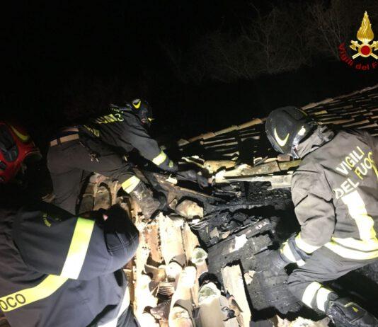 In fiamme casolare nella notte