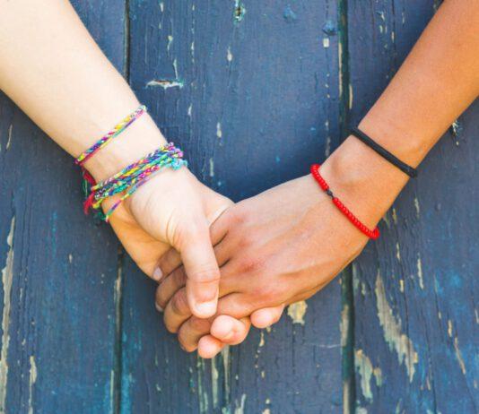 Perseguita e minaccia la figlia perché omosessuale. Denunciata donna