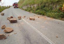 Masso precipita su strada a Tropea