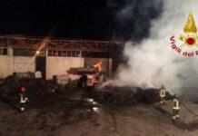 In fiamme isola ecologica, disagi fumo