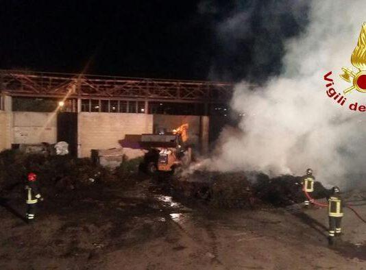In fiamme isola ecologica, disagi fumo