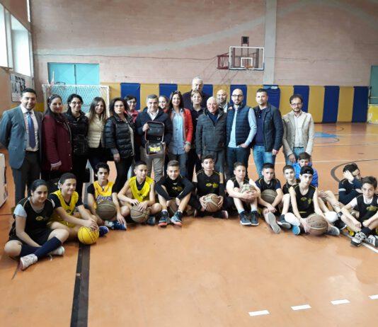Rosarno, il Consigliere Regionale Arruzzolo dona un defibrillatore alle associazioni sportive cittadine