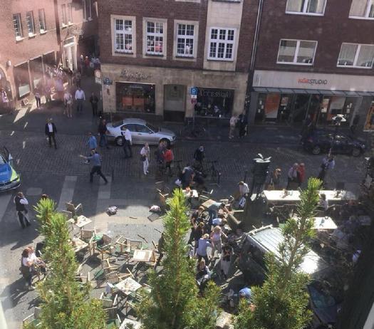 Furgone su folla in Germania, 3 morti e 30 feriti