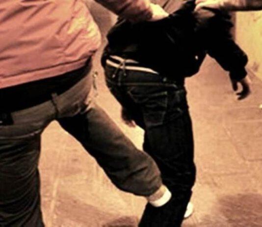 Rissa fuori scuola, accoltellato 17enne nel reggino