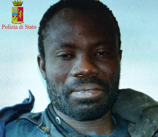 Tendopoli San Ferdinando, ghanese danneggia auto Polizia e aggredisce agente causando lesioni, arrestato